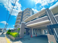 【外観】 | アーバンパレス室見河畔 | 川沿いの散歩コースや公園が点在し、のびのびと子育てができる緑豊かな環境です。教育施設や医療機関も身近に整っており、日々安心して暮らせる落ち着いた住宅街の一角です。