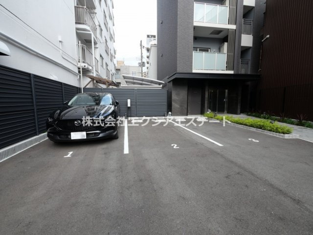 プレサンスロジェ天王寺真田山公園の駐車場