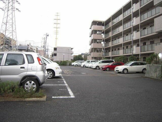 ルミナス藤の駐車場