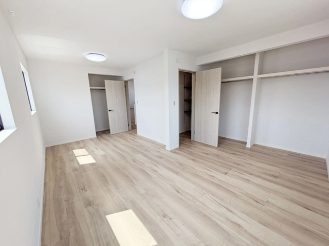 宇土市定府町の新築一戸建の洋室|10.5帖の洋室は2室に分けることができます