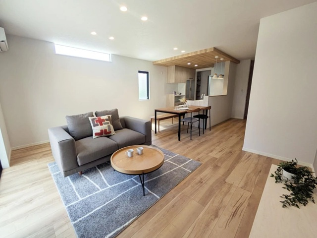 宇土市定府町の新築一戸建の居間・リビング|家具はイメージです