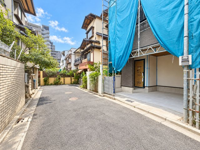 住吉区大領2丁目の前面道路含む現地写真|敷地に奥行きがあり、居住スペースをしっかり確保できるのが魅力♪