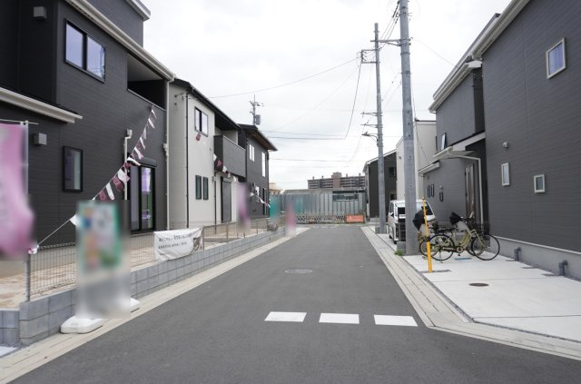草加市苗塚町 新築分譲住宅 全16棟 15号棟の前面道路含む現地写真