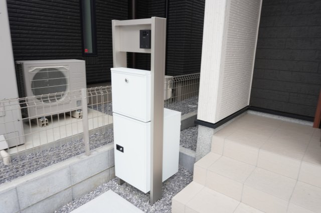 草加市苗塚町 新築分譲住宅 全16棟 15号棟の設備|インターホン機能・宅配BOX付き門柱