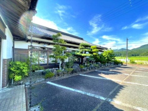 長浜市西浅井町大浦中古店舗の駐車場