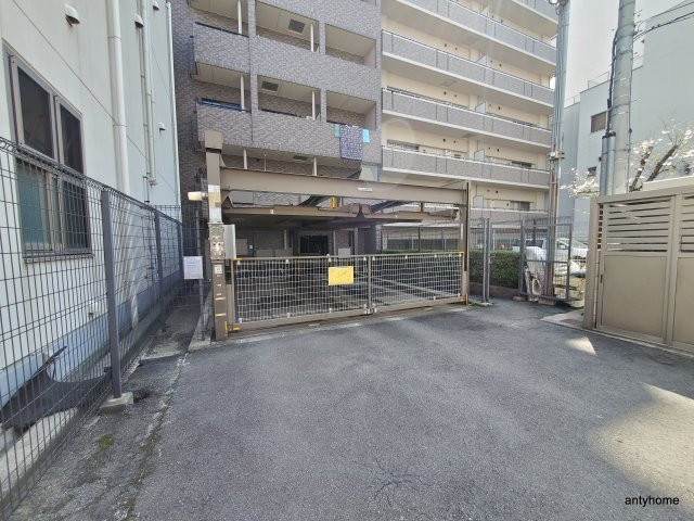 プレサンス千日前通 仲介手数料無料の駐車場