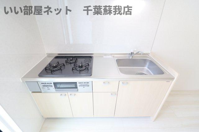 ナリトモ赤井Ａのキッチン|コンパクトなキッチンで掃除もラクラク