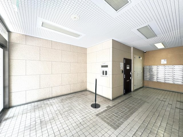 中銀松戸マンシオンのエントランス|ドキドキの新生活も、安心してスタート。ぴったりの住まいを見つけませんか？クランディアが一緒に住まい選びをサポートします‼　まずは、お気軽にお問合せください　＃クランディア