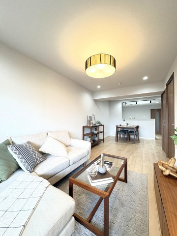 中銀松戸マンシオンの居間・リビング|ドキドキの新生活も、安心してスタート。ぴったりの住まいを見つけませんか？クランディアが一緒に住まい選びをサポートします‼　まずは、お気軽にお問合せください　＃クランディア