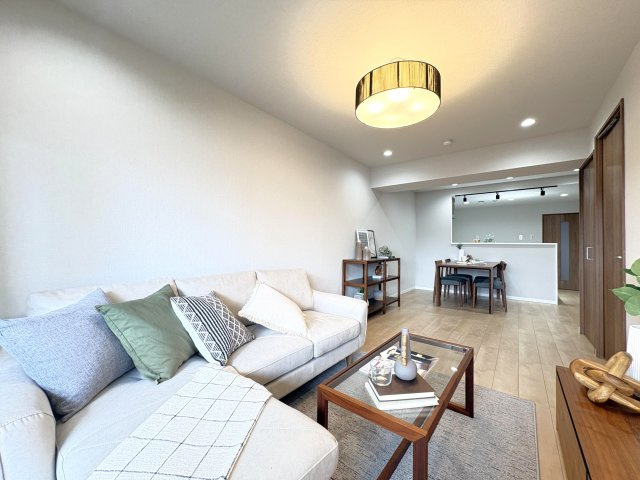 中銀松戸マンシオンの居間・リビング|ドキドキの新生活も、安心してスタート。ぴったりの住まいを見つけませんか？クランディアが一緒に住まい選びをサポートします‼　まずは、お気軽にお問合せください　＃クランディア