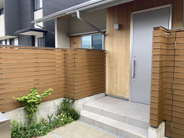 香南市野市下井　中古戸建ての玄関