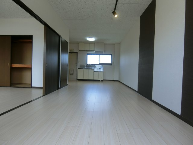エクセルガーデンの居間・リビング|201号室　
