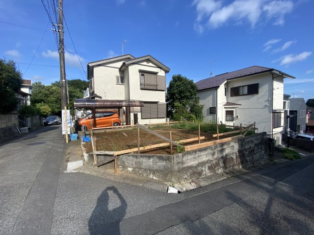 町田市本町田　新築戸建の前面道路含む現地写真|角地なので解放感があります