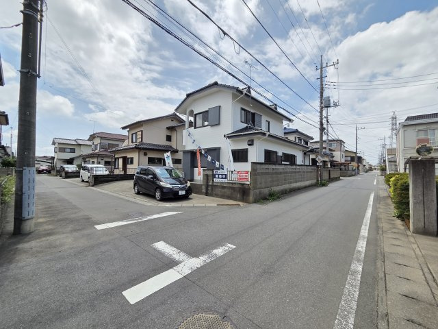 太田市新道町1期　中古住宅の前面道路含む現地写真