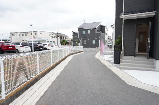草加市苗塚町 新築分譲住宅 全16棟 16号棟の前面道路含む現地写真