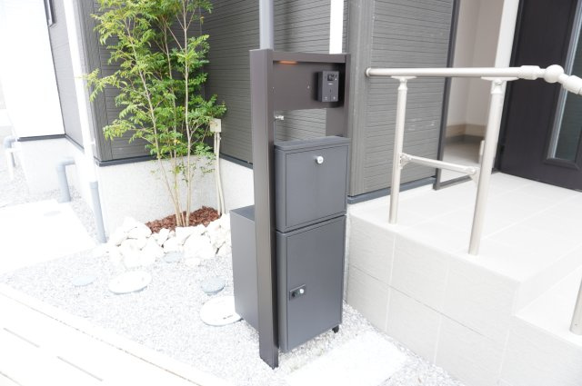草加市苗塚町 新築分譲住宅 全16棟 16号棟の設備|インターホン機能・宅配BOX付き門柱