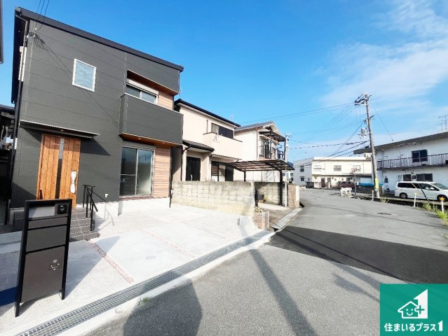 加古川市加古川町寺家町　新築一戸建ての前面道路含む現地写真|周辺は閑静な住宅街！前面道路広々で車の出し入れも便利です。駐車が苦手な方でも安心して車庫入れできます！