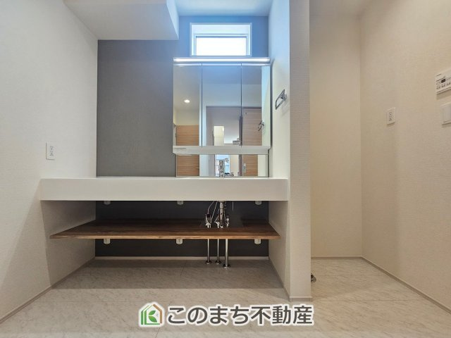 ブルーミングガーデン宇都宮市陽東3丁目の洗面所|同社施工物件の写真です。※建具やフローリング、その他仕様が違う場合がございます。シャンプードレッサーで朝の身支度♪伸びるホースでお掃除も簡単清潔です！