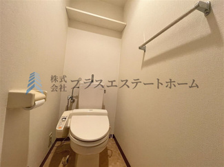 【トイレ】 | ドルフ須磨月見山 | 温水洗浄便座付きで、通年快適に利用できます。棚があるので、ペーパー類や掃除用具などをすっきりと収納できます♪