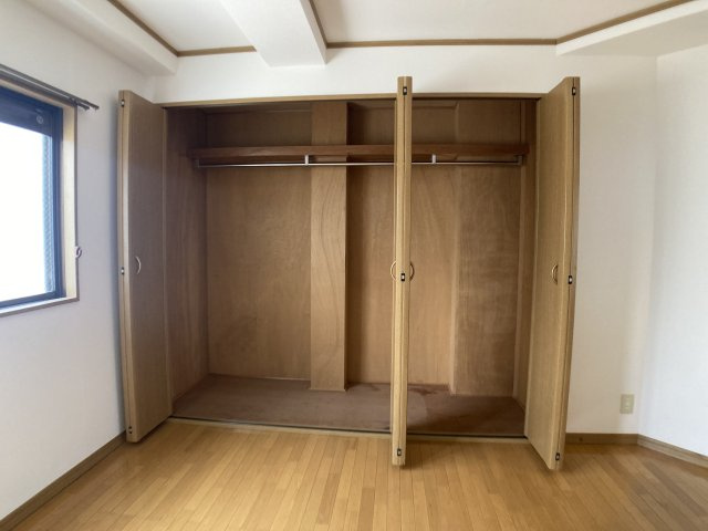 神戸市兵庫区神田町の賃貸マンションの収納|壁一面の大きなクローゼット収納