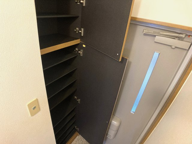 神戸市兵庫区神田町の賃貸マンションの玄関|大きなシューズBOXが完備