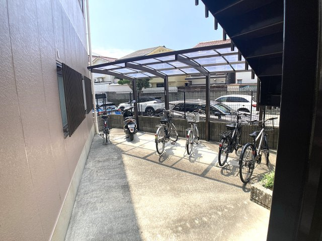 神戸市兵庫区神田町の賃貸マンションのエントランス|屋根付きの駐輪スペース