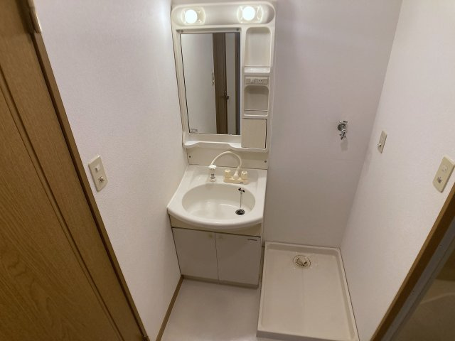 神戸市兵庫区神田町の賃貸マンションの洗面所|シャワー付きの独立洗面台、脱衣所も広々