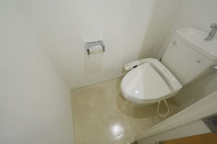 温水洗浄便座付きのトイレです♪
