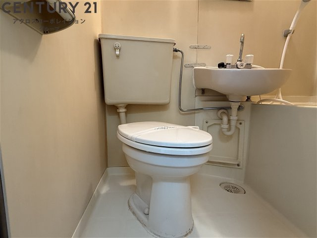 シンプルで掃除のしやすいトイレです♪