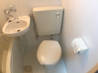 シンプルで掃除のしやすいトイレです♪
