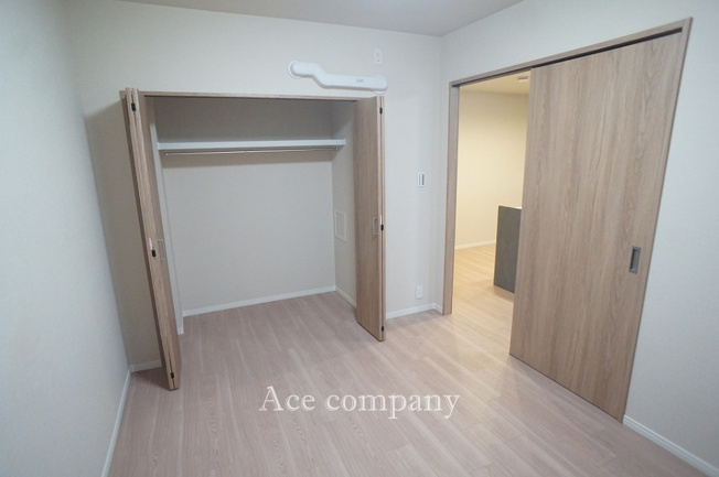 【寝室】 | ヴィルヌーブ阿倍野阪南町 | 【洋室3：約5帖】ダイニングと続き間、エアコン先行配管済み☆クローゼット完備です♪