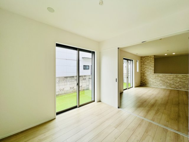 前橋市朝日が丘町の洋室|リビングに隣接する洋室◎
キッズスペースや家事スペースとしても♪