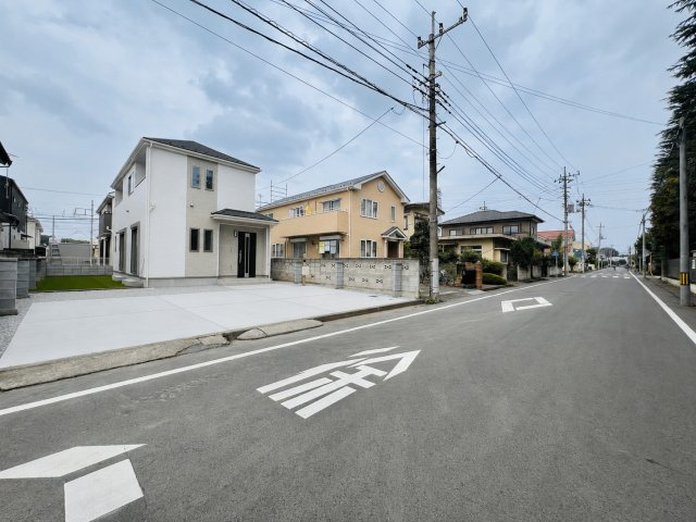前橋市朝日が丘町の前面道路含む現地写真|間口も広く駐車も楽々♪