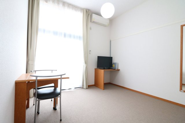 【居間・リビング】 | レオパレス亀岡駅前 | 当社人気のロフトタイプ！開放的なお部屋が好きな人へ