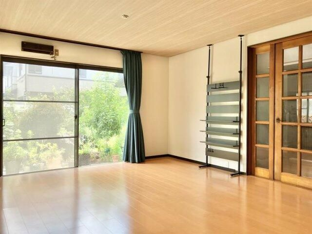 野々下戸建の居間・リビング|こちらのリビングで趣味の時間をお楽しみください
