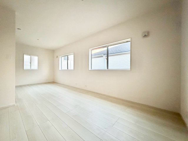 名古屋市緑区藤塚１丁目　全２棟の洋室|収納も充実した子供部屋。学用品もすっきり片付き、集中して過ごせる環境です。
