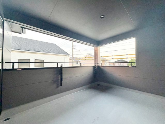 名古屋市緑区藤塚１丁目　全２棟のバルコニー|家族の洗濯物もまとめて干せるインナーバルコニー。天候を気にせず家事ができて助かります。