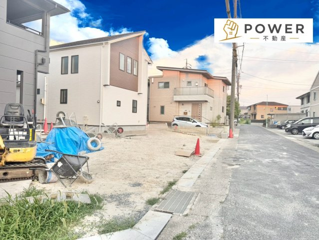 名古屋市緑区藤塚１丁目　全２棟の前面道路含む現地写真|十分な幅が確保されており、車の出し入れもスムーズ。お子様の送り迎えなど、日常の動作も快適に行えます。