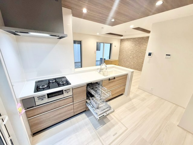 名古屋市緑区藤塚１丁目　全２棟のキッチン|収納力に優れたキッチンで、家族の食事づくりも効率よく進められます。
