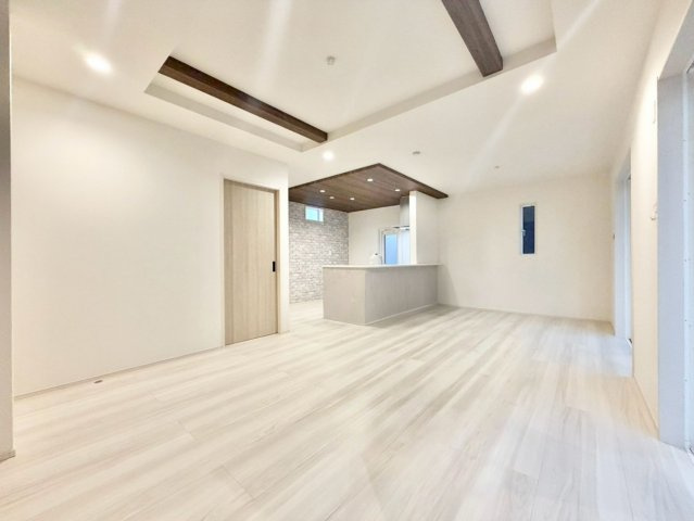 名古屋市緑区藤塚１丁目　全２棟の居間・リビング|家族が自然と集まる広々としたリビング。お子様の成長を見守りながら過ごせます。