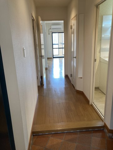 ピュアライフビルの玄関