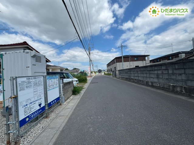 羽生市藤井上組　新築一戸建て　リーブルガーデンズ　01の前面道路含む現地写真