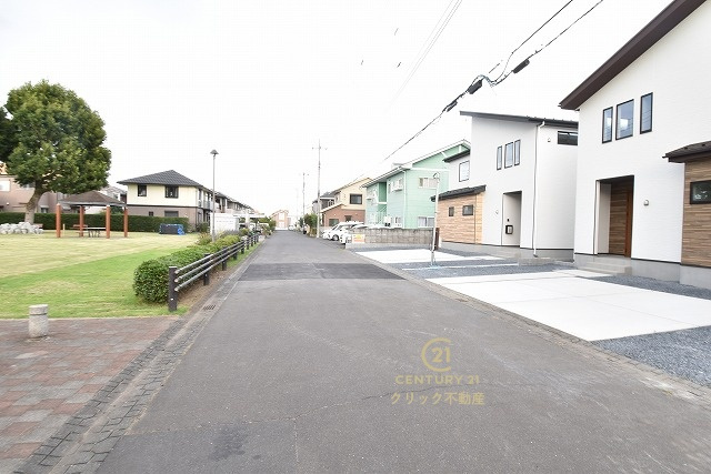 TERRACE　ひたちなか市津田東　1期 　1の前面道路含む現地写真|前面道路幅6メートルで駐車ラクラクです！向かい側は津田第3公園。視界が開けていると気持ちにも余裕が持てますね。