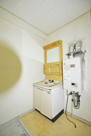 中津有明マンションの独立洗面台|ゆとりある洗面室設計により、お子様の朝の身支度や着替えも快適です。
■理想の暮らしに合わせたリフォームについても、お気軽にご相談いただけます。