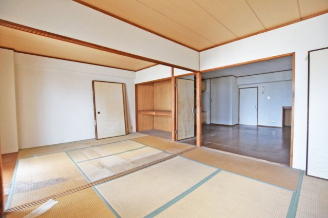 中津有明マンションの和室|間仕切りを開放することで約12帖の広さになり、より広がりのある空間としてご利用いただけます。
■お客様のご希望に応じたリフォームのご提案も可能です。
