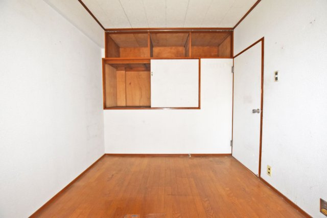 中津有明マンションの洋室|洋室約5.5帖
どんなインテリアにも馴染みやすいシンプルな居室。家具の配置もしやすいです。
■お客様のご希望に応じたリフォームのご提案も可能です。