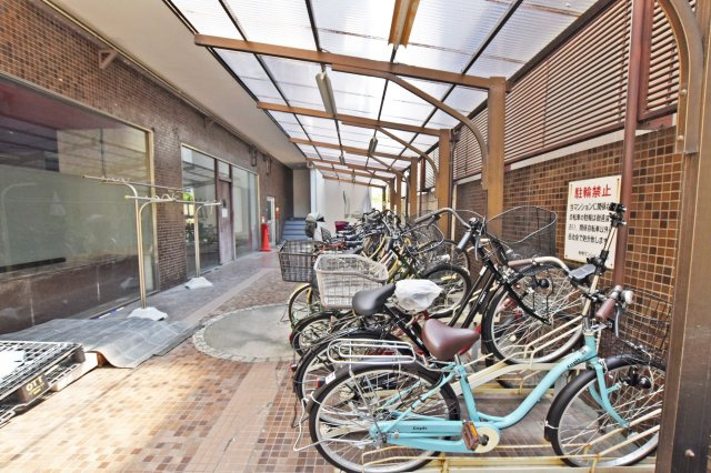 中津有明マンションの駐輪場|敷地内に駐輪場を備えています。通勤・通学やお買い物など、自転車を利用する機会が多い方にも便利な共用設備です。