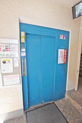 中津有明マンションの設備|エレベーター完備で、毎日の出入りや買い物の荷物もラクに運べます。