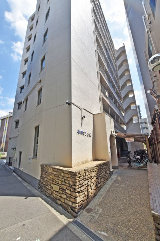 中津有明マンションの外観|近隣に小・中学校が揃っており、お子さまの毎日の通学も安心です。通学時間の負担を軽減できるため、子育て世帯にも嬉しい住環境です。