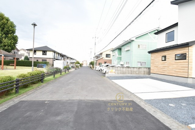 TERRACE　ひたちなか市津田東　1期 　2の前面道路含む現地写真|向かい側は津田第3公園です。前面道路幅6メートルで駐車ラクラクです！